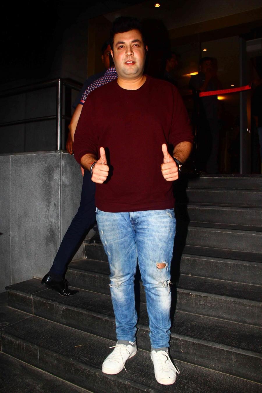 Shahrukh Khan, Kajol, Kriti Sanon at Dilwale Special Screening. Dilwale Special Screening,Shahrukh Khan,Kajol,Kriti Sanon,Dilwale Special Screening pics,Dilwale Special Screening images,Dilwale Special Screening photos,Dilwale Special Screening stills,Dilwale Special Screening pictures