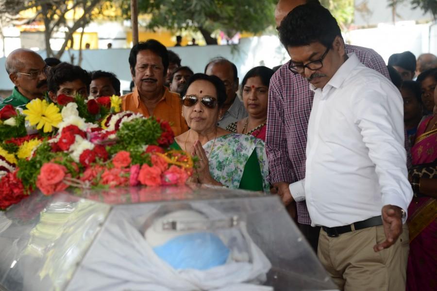 Chiranjeevi, Tammareddy and other Telugu celebs pay homage to Ranganth Chiranjeevi pays homage to Ranganath,Ranganath,celebs pays homage to Ranganath,actor Ranganath died,Ranganath hanged himself