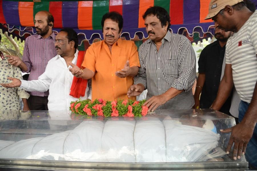 Chiranjeevi, Tammareddy and other Telugu celebs pay homage to Ranganth Chiranjeevi pays homage to Ranganath,Ranganath,celebs pays homage to Ranganath,actor Ranganath died,Ranganath hanged himself