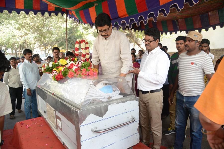Chiranjeevi, Tammareddy and other Telugu celebs pay homage to Ranganth Chiranjeevi pays homage to Ranganath,Ranganath,celebs pays homage to Ranganath,actor Ranganath died,Ranganath hanged himself