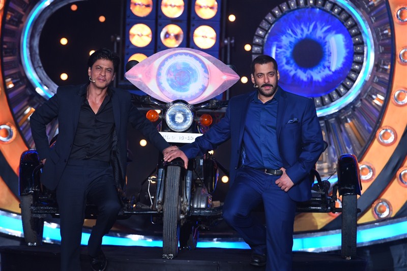 Bollywood actor Shah Rukh Khan and Salman Khan on Bigg Boss Nau. Shah Rukh Khan & Salman Khan,Shah Rukh Khan,Salman Khan,Bigg Boss 9,Bigg Boss Nau,Bigg Boss