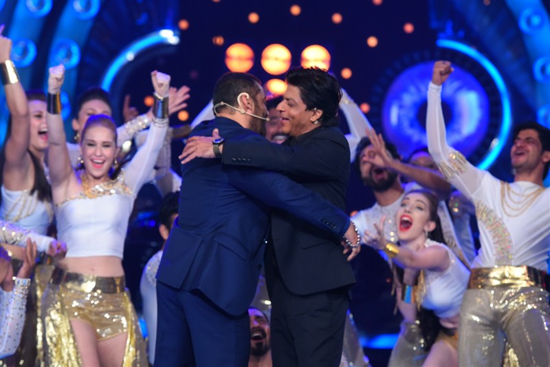 Bollywood actor Shah Rukh Khan and Salman Khan on Bigg Boss Nau. Shah Rukh Khan & Salman Khan,Shah Rukh Khan,Salman Khan,Bigg Boss 9,Bigg Boss Nau,Bigg Boss