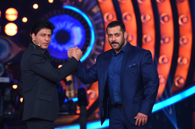 Bollywood actor Shah Rukh Khan and Salman Khan on Bigg Boss Nau. Shah Rukh Khan & Salman Khan,Shah Rukh Khan,Salman Khan,Bigg Boss 9,Bigg Boss Nau,Bigg Boss