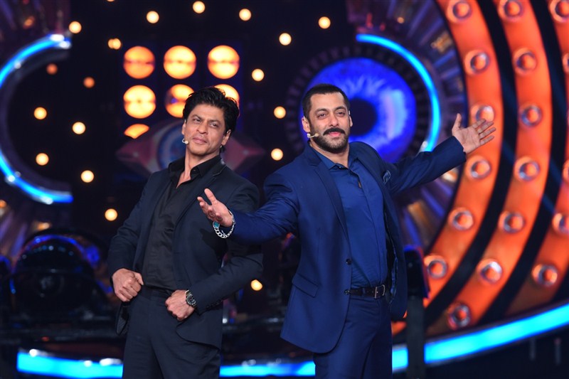 Bollywood actor Shah Rukh Khan and Salman Khan on Bigg Boss Nau. Shah Rukh Khan & Salman Khan,Shah Rukh Khan,Salman Khan,Bigg Boss 9,Bigg Boss Nau,Bigg Boss