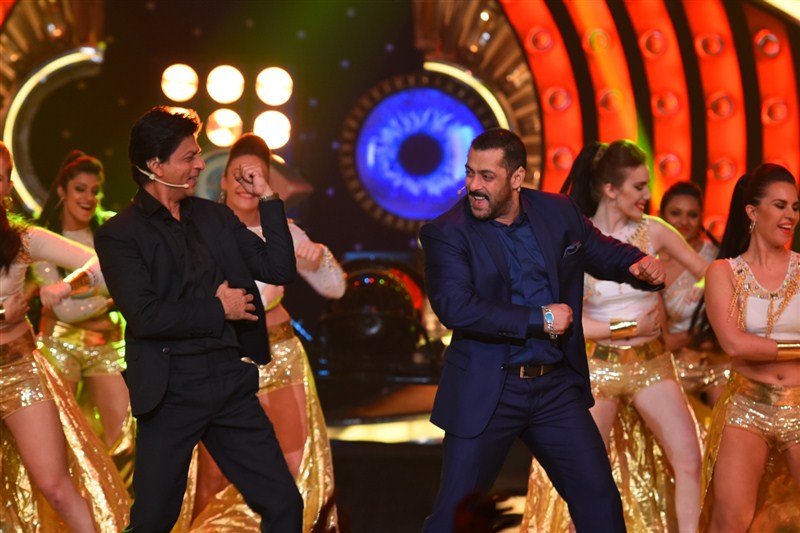 Bollywood actor Shah Rukh Khan and Salman Khan on Bigg Boss Nau. Shah Rukh Khan & Salman Khan,Shah Rukh Khan,Salman Khan,Bigg Boss 9,Bigg Boss Nau,Bigg Boss