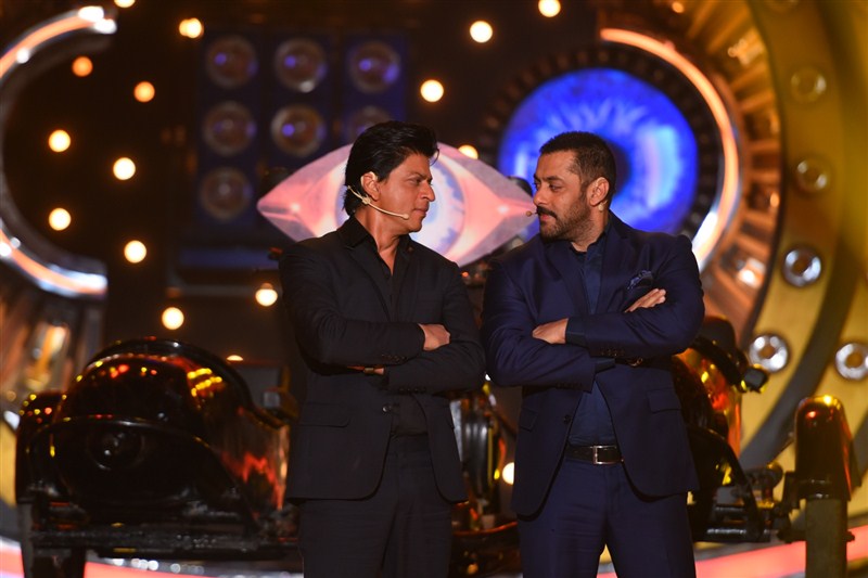 Bollywood actor Shah Rukh Khan and Salman Khan on Bigg Boss Nau. Shah Rukh Khan & Salman Khan,Shah Rukh Khan,Salman Khan,Bigg Boss 9,Bigg Boss Nau,Bigg Boss