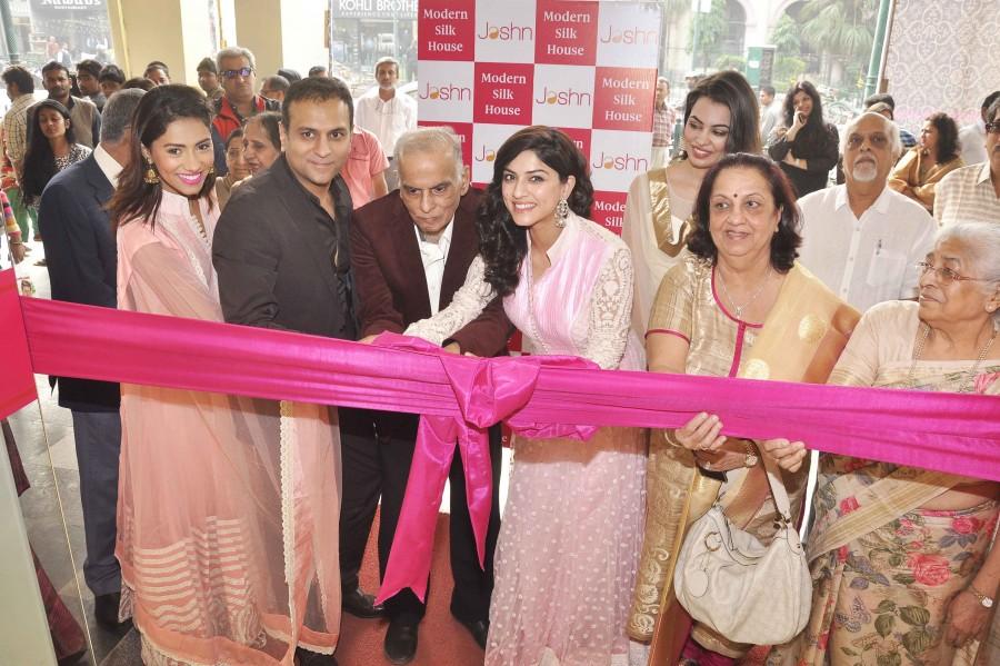 'Jashn', one of the most popular Indian wear fashion brand recently held a fashion show to unveil their latest collection and announce the launch of their new store. JASHN Store Launch & Fashion Show,JASHN Store Launch & Fashion Show in Hazratganj,JASHN Store Launch,JASHN Fashion Show in Hazratganj,JASHN Fashion Show,Sapna Pabbi sashayed