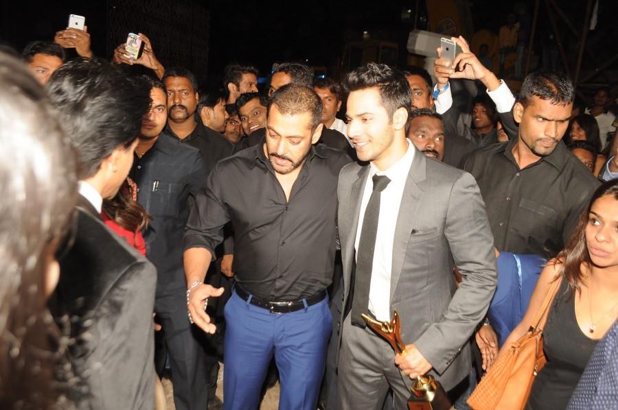 Bollywood actor Shahrukh Khan and Salman Khan met at the backstage of Stardust Awards 2015. Kajol and Varun Dhawan were also the part of the conversation. Stardust award back stage,Shahrukh Khan,Salman Khan,Stardust Awards 2015,Varun Dhawan,Kajol,Aishwarya rai Bachchan,Aishwarya