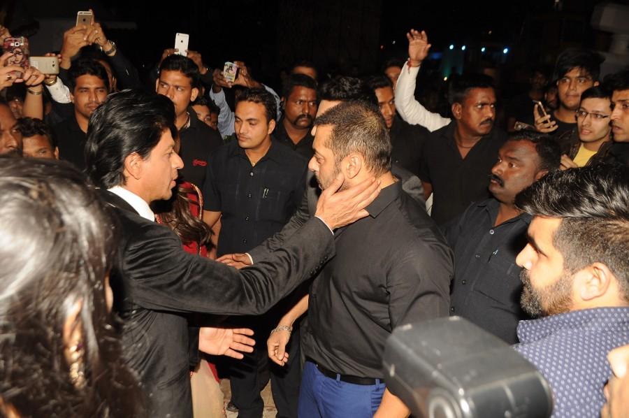 Bollywood actor Shahrukh Khan and Salman Khan met at the backstage of Stardust Awards 2015. Kajol and Varun Dhawan were also the part of the conversation. Stardust award back stage,Shahrukh Khan,Salman Khan,Stardust Awards 2015,Varun Dhawan,Kajol,Aishwarya rai Bachchan,Aishwarya