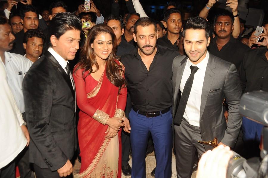 Bollywood actor Shahrukh Khan and Salman Khan met at the backstage of Stardust Awards 2015. Kajol and Varun Dhawan were also the part of the conversation. Stardust award back stage,Shahrukh Khan,Salman Khan,Stardust Awards 2015,Varun Dhawan,Kajol,Aishwarya rai Bachchan,Aishwarya