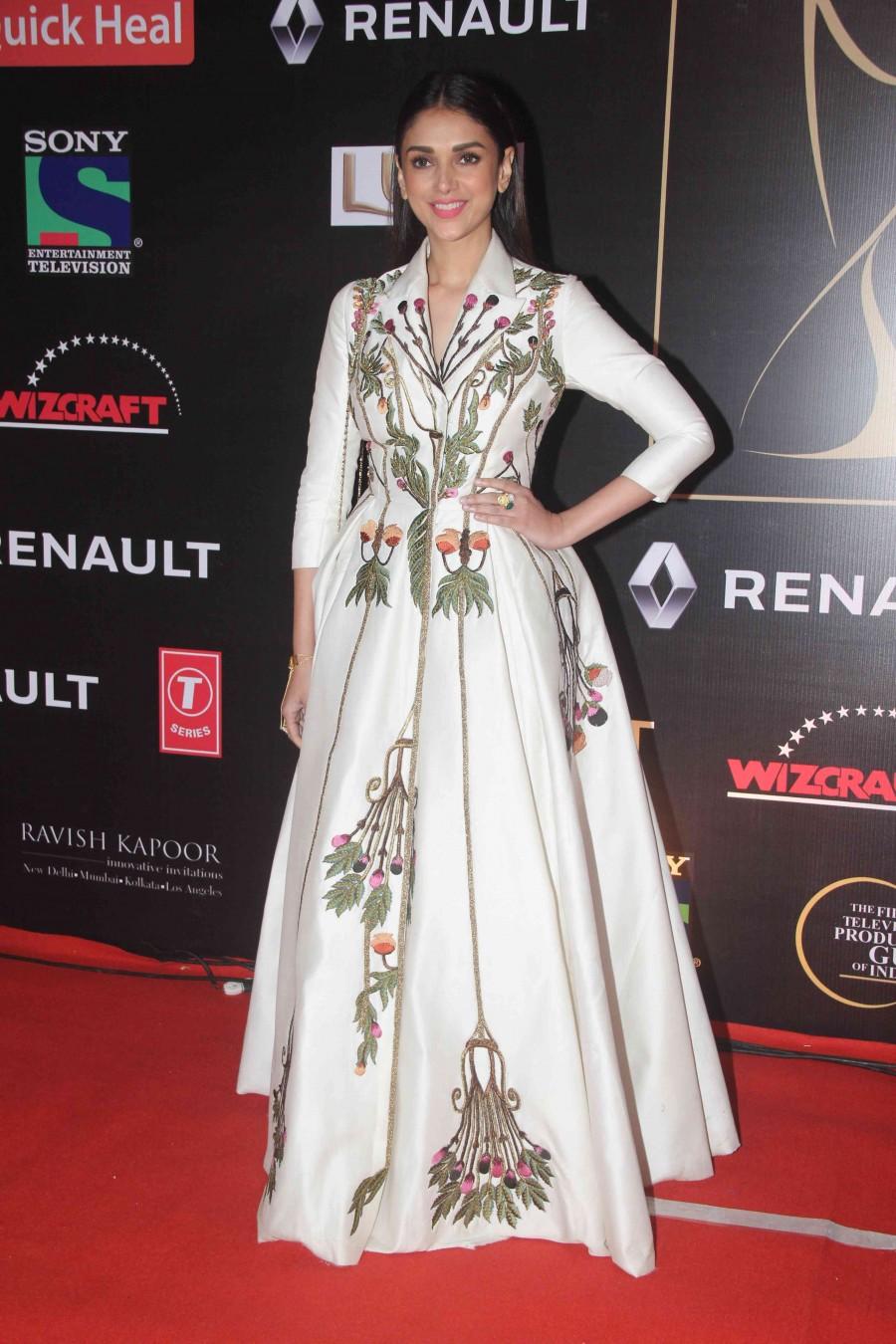 Priyanka Chopra, Sunny Leone, Ranveer Singh, Kriti Sanon, Aditi Rao Hydari, Shahid Kapoor, Elli Avram, Anil Kapoor, Harshali Malhotra, Remo D'Souza and many others graced the red carpet event on Tuesday (22 December) in Mumbai. Guild Awards 2015,Guild Awards,Star guild awards,Priyanka,Sunny Leone,Sonam,Sonakshi,Ranveer