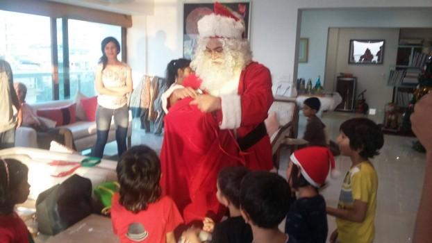 Superstar Aamir Khan turned Santa Claus for children on Christmas.