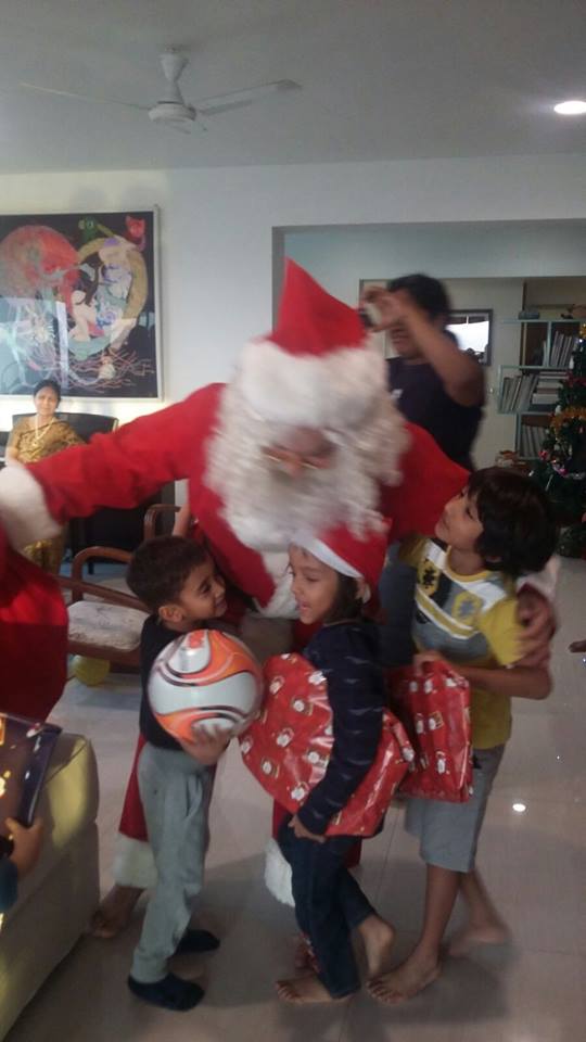 Superstar Aamir Khan turned Santa Claus for children on Christmas. Aamir Khan,Aamir Khan turns Santa Claus,Aamir Khan as Santa Claus,Aamir Khan turns Santa Claus for son Azad,Aamir Khan Christmas,Aamir Khan Christmas? celebration,Aamir Khan son azad