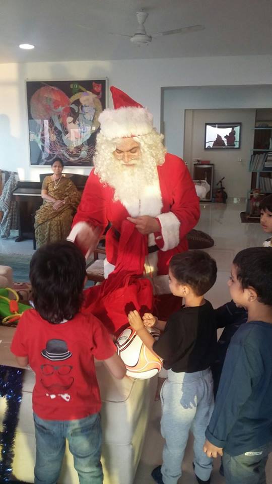 Superstar Aamir Khan turned Santa Claus for children on Christmas. Aamir Khan,Aamir Khan turns Santa Claus,Aamir Khan as Santa Claus,Aamir Khan turns Santa Claus for son Azad,Aamir Khan Christmas,Aamir Khan Christmas? celebration,Aamir Khan son azad