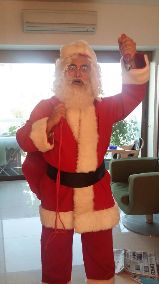 Superstar Aamir Khan turned Santa Claus for children on Christmas. Aamir Khan,Aamir Khan turns Santa Claus,Aamir Khan as Santa Claus,Aamir Khan turns Santa Claus for son Azad,Aamir Khan Christmas,Aamir Khan Christmas? celebration,Aamir Khan son azad