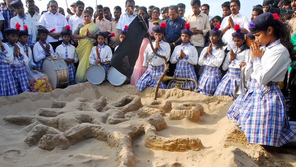 People living in Tamil Nadu's coastal districts affected by the 2004 tsunami on Saturday paid homage to the thousands who were swallowed by the giant waves on this day. 2004 tsunami victims,Tamil Nadu pays homage to tsunami victims,homage to tsunami victims,tsunami,chennai tsunami