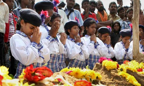 People living in Tamil Nadu's coastal districts affected by the 2004 tsunami on Saturday paid homage to the thousands who were swallowed by the giant waves on this day. 2004 tsunami victims,Tamil Nadu pays homage to tsunami victims,homage to tsunami victims,tsunami,chennai tsunami