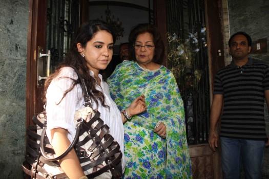 Veteran Bollywood actress Sadhana Shivdasani, who passed away on Friday morning (25 December) after a long battle with cancer, was cremated on Saturday afternoon at the Oshiwara Electric Crematorium.