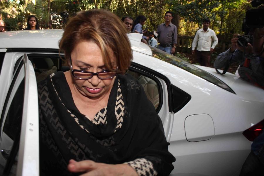 Veteran Bollywood actress Sadhana Shivdasani, who passed away on Friday morning (25 December) after a long battle with cancer, was cremated on Saturday afternoon at the Oshiwara Electric Crematorium. Sadhana Shivdasani,homage to Sadhana Shivdasani,celebs pays homage toSadhana Shivdasani,actress Sadhana Shivdasani,Sadhana Shivdasani passed away,Sadhana Shivdasani death,Waheeda Rehman,Asha Parekh,Raza Murad,Saroj Khan,Helen,Salim Khan