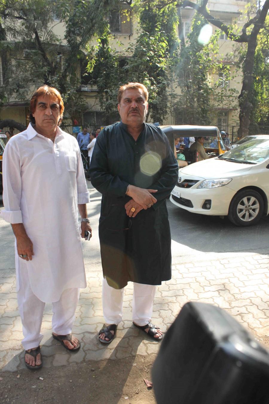 Veteran Bollywood actress Sadhana Shivdasani, who passed away on Friday morning (25 December) after a long battle with cancer, was cremated on Saturday afternoon at the Oshiwara Electric Crematorium. Sadhana Shivdasani,homage to Sadhana Shivdasani,celebs pays homage toSadhana Shivdasani,actress Sadhana Shivdasani,Sadhana Shivdasani passed away,Sadhana Shivdasani death,Waheeda Rehman,Asha Parekh,Raza Murad,Saroj Khan,Helen,Salim Khan