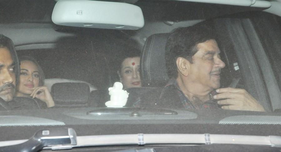 Superstar Salman Khan, who turned 50 on Sunday, had a huge birthday bash at his Panvel farmhouse Saturday night. Celebs like Asin, Dino Morea, Kangna Ranaut, Neil Nitin Mukesh, Sania Mirza, Anil Kapoor, Riteish Deshmukh, Genelia, Mallika Sherawat, Boney Kapoor, Prabhu Deva, Sooraj Pancholi, Jacqueline Fernandez, Kriti Sanon, Sonakshi Sinha and many other celebs graced the event. Salman Khan's Birthday Party,Salman Khan's Birthday bash,Salman Khan Birthday Party,Asin,Dino Morea,Kangna Ranaut,Neil Nitin Mukesh,Sania Mirza,Anil Kapoor,Riteish Deshmukh,Genelia,Mallika Sherawat,Boney Kapoor,Prabhu Deva,Sooraj Pancholi,Jacque