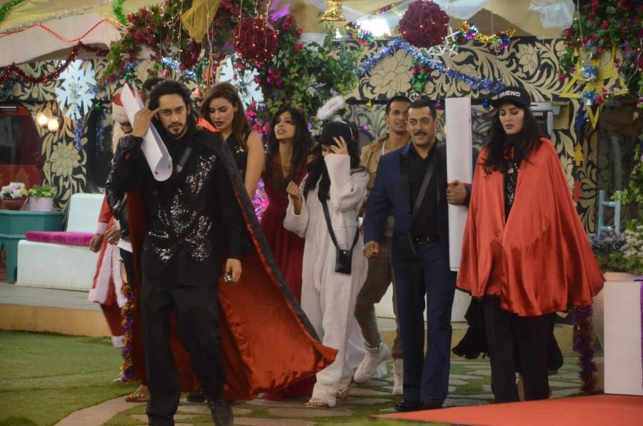 Bollywood actor Salman Khan's 50th birthday celebrated on the sets of Bigg Boss 9. Salman Khan,Salman Khan's birthday celebration at Bigg Boss 9,Bigg Boss 9,Salman Khan's 50th birthday,bigg boss,Bigg Boss Nau