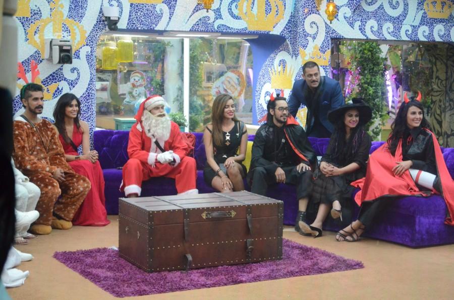 Bollywood actor Salman Khan's 50th birthday celebrated on the sets of Bigg Boss 9. Salman Khan,Salman Khan's birthday celebration at Bigg Boss 9,Bigg Boss 9,Salman Khan's 50th birthday,bigg boss,Bigg Boss Nau