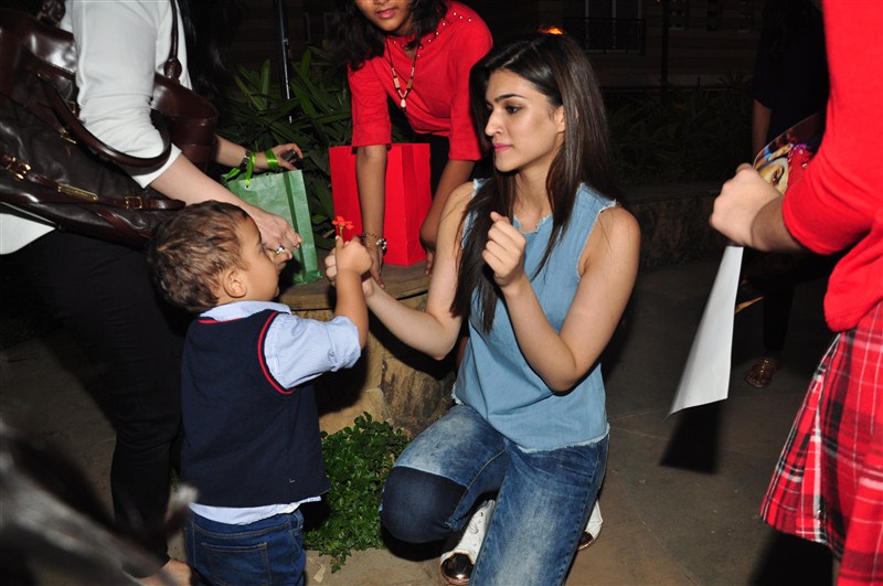 Bollywood actress Kriti Sanon celebrates Christmas with kids. Kriti Sanon,Kriti Sanon celebrates Christmas,Kriti Sanon Christmas celebration,Christmas celebration,Christmas celebration with kids,actress Kriti Sanon