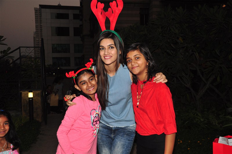 Bollywood actress Kriti Sanon celebrates Christmas with kids. Kriti Sanon,Kriti Sanon celebrates Christmas,Kriti Sanon Christmas celebration,Christmas celebration,Christmas celebration with kids,actress Kriti Sanon