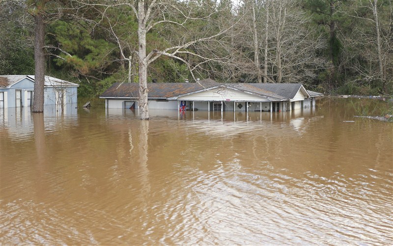 Tornadoes, torrential rains and flash flooding devastate states across the central U.S. Tornadoes,torrential rains,US storms and tornadoes,US storms,US tornadoes,Severe storms ravage U.S