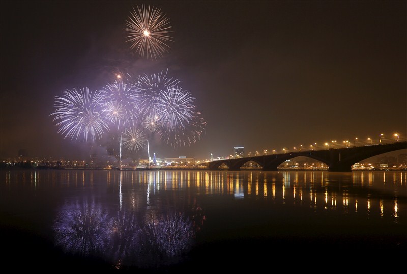 New Year 2016 has finally arrived at every corner of the world. Peoples around the world enjoys this occasion with some spectacular fireworks. New year fireworks,fireworks on New year,New year,New year 2016,New year celebration,happy new year,new year celebrations,LIghts Display