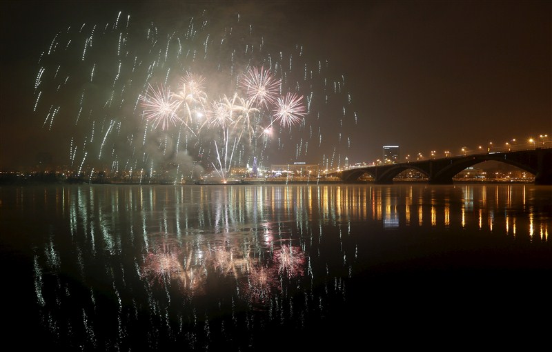 New Year 2016 has finally arrived at every corner of the world. Peoples around the world enjoys this occasion with some spectacular fireworks. New year fireworks,fireworks on New year,New year,New year 2016,New year celebration,happy new year,new year celebrations,LIghts Display