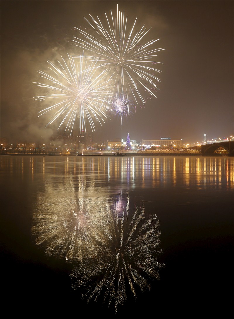 New Year 2016 has finally arrived at every corner of the world. Peoples around the world enjoys this occasion with some spectacular fireworks. New year fireworks,fireworks on New year,New year,New year 2016,New year celebration,happy new year,new year celebrations,LIghts Display