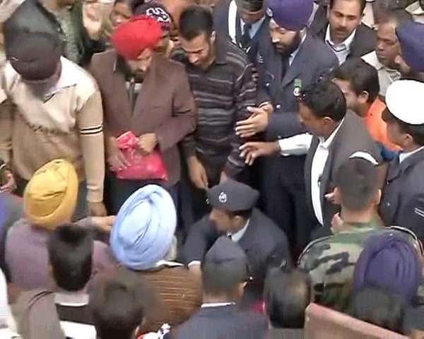 The family members of martyred Garud Commando Gursewak Singh burst into tears after seeing the mortal remains of the brave soldier in Ambala. Pathankot Terror Attack,Garud Commando Gursewak Singh,Gursewak Singh,Gursewak Singh's Last rites,Pathankot Attack,Terror attack in Pathankot