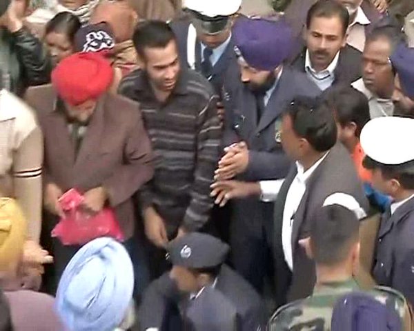 The family members of martyred Garud Commando Gursewak Singh burst into tears after seeing the mortal remains of the brave soldier in Ambala. Pathankot Terror Attack,Garud Commando Gursewak Singh,Gursewak Singh,Gursewak Singh's Last rites,Pathankot Attack,Terror attack in Pathankot