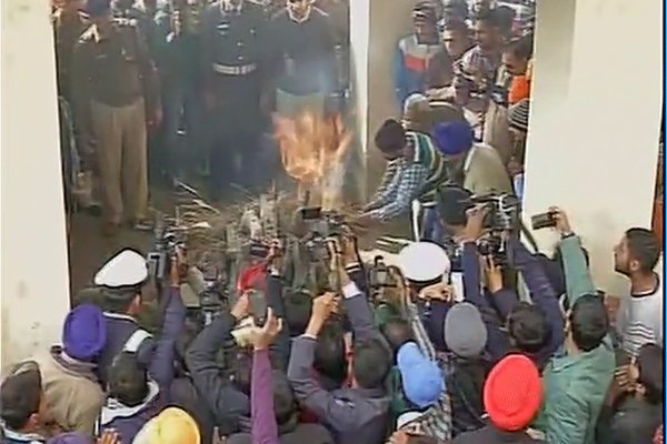 The family members of martyred Garud Commando Gursewak Singh burst into tears after seeing the mortal remains of the brave soldier in Ambala. Pathankot Terror Attack,Garud Commando Gursewak Singh,Gursewak Singh,Gursewak Singh's Last rites,Pathankot Attack,Terror attack in Pathankot