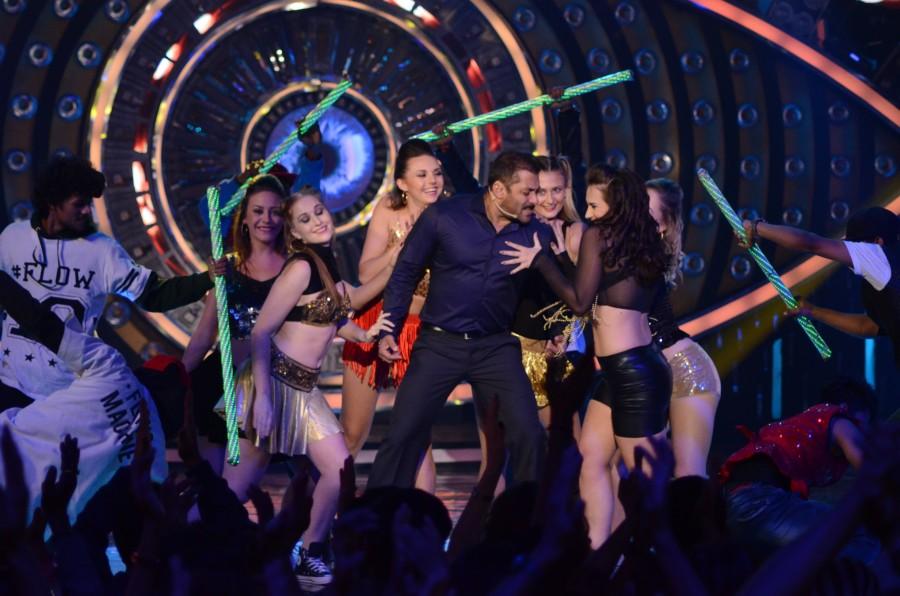 Sunny Deol visited the sets of Bigg Boss 9 to promote his upcoming film Ghayal Once Again. Bigg Boss 9,Bigg Boss,Sunny Deol,Ghayal Once Again,salman khan,Ghayal Once Again movie promotion,Ghayal Once Again promotion,Bigg Boss Double Trouble,Double Trouble