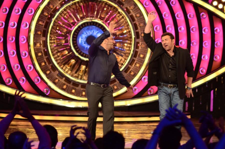 Sunny Deol visited the sets of Bigg Boss 9 to promote his upcoming film Ghayal Once Again. Bigg Boss 9,Bigg Boss,Sunny Deol,Ghayal Once Again,salman khan,Ghayal Once Again movie promotion,Ghayal Once Again promotion,Bigg Boss Double Trouble,Double Trouble