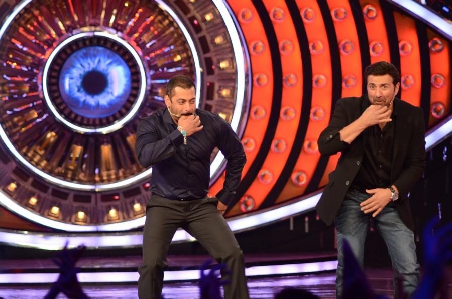Sunny Deol visited the sets of Bigg Boss 9 to promote his upcoming film Ghayal Once Again. Bigg Boss 9,Bigg Boss,Sunny Deol,Ghayal Once Again,salman khan,Ghayal Once Again movie promotion,Ghayal Once Again promotion,Bigg Boss Double Trouble,Double Trouble