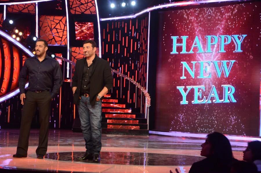 Sunny Deol visited the sets of Bigg Boss 9 to promote his upcoming film Ghayal Once Again. Bigg Boss 9,Bigg Boss,Sunny Deol,Ghayal Once Again,salman khan,Ghayal Once Again movie promotion,Ghayal Once Again promotion,Bigg Boss Double Trouble,Double Trouble