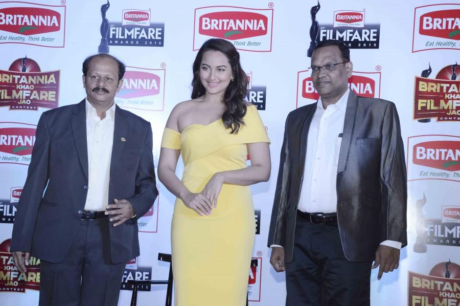 Bollywood Actress Sonakshi Sinha at the 61st Britannia Filmfare Awards 2015? Press Conference at Westin Mumbai Garden City. Jitesh Pillaai (Editor Filmfare Magazine), Vinay Subramanyam (Category Manager, Britannia) at the press meet. Sonakshi Sinha,Britannia Filmfare Awards press conference,Filmfare Awards,Filmfare Awards press conference,Britannia Filmfare Awards,Jitesh Pillai,actress Sonakshi Sinha