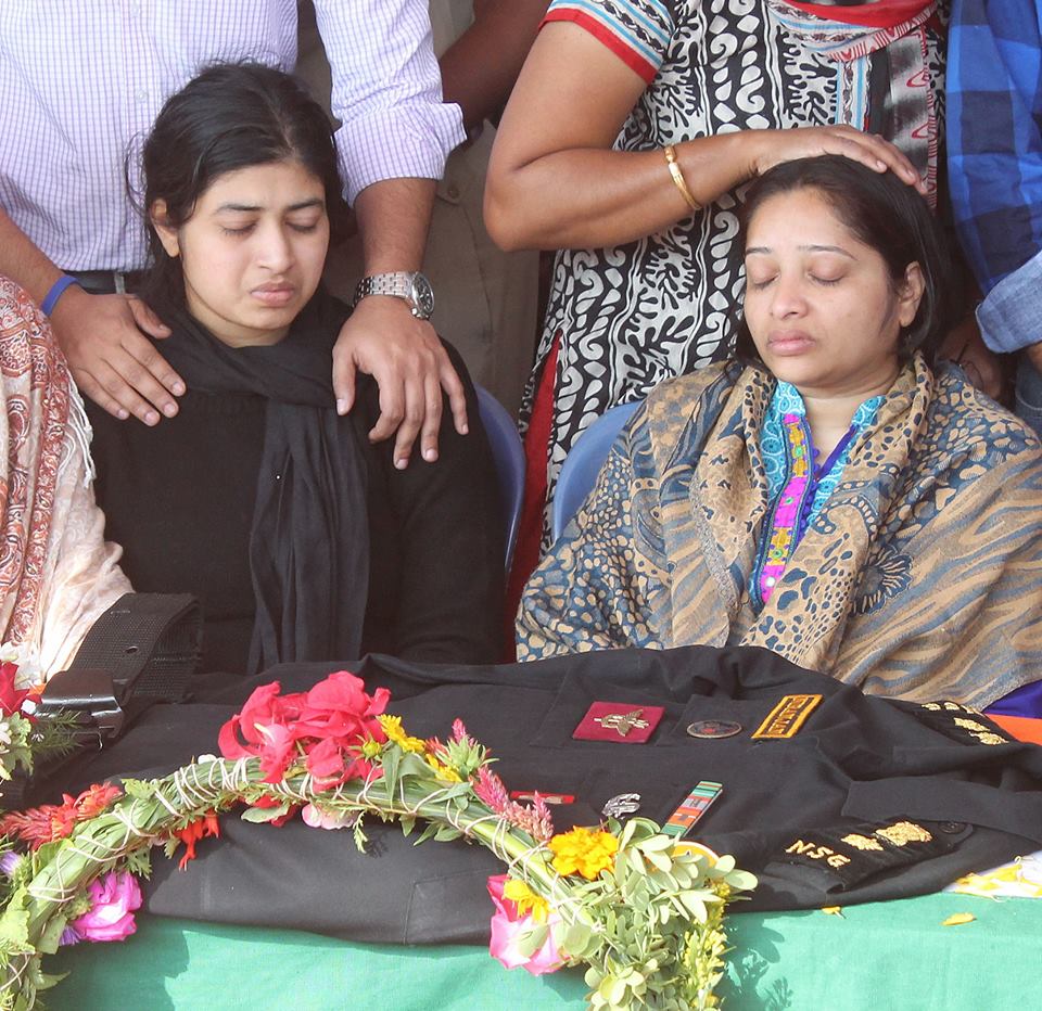 Hundreds of people pay homage to Lieutenant Colonel Niranjan Kumar at BEL grounds in Bengaluru, who lost his life during the combing operations in Pathankot. NSG Lt Col Niranjan Kumar,Niranjan Kumar,Pathankot terror attack,Pathankot,Pathankot attack,Lieutenant Colonel Niranjan Kumar,People pay tribute to NSG Lt Col Niranjan Kumar