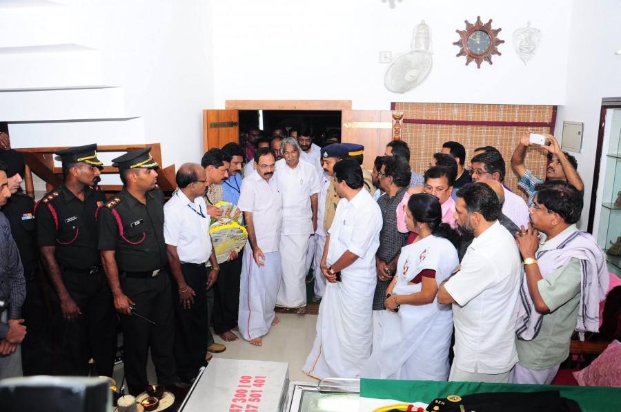 Kerala Chief Minister Oommen Chandy and other minister paid tributes to Lt Col Niranjan Kumar, who was killed in a grenade blast in Pathankot on Sunday, 3 January. Lieutenant Colonel niranjan kumar,niranjan kumar death,niranjan kumar dies,oommen chandy pays tribute to niranjan kumar,oommen chandy,niranjan kumar funeral,niranjan kumar cremation