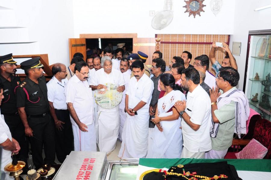 Kerala Chief Minister Oommen Chandy and other minister paid tributes to Lt Col Niranjan Kumar, who was killed in a grenade blast in Pathankot on Sunday, 3 January. Lieutenant Colonel niranjan kumar,niranjan kumar death,niranjan kumar dies,oommen chandy pays tribute to niranjan kumar,oommen chandy,niranjan kumar funeral,niranjan kumar cremation