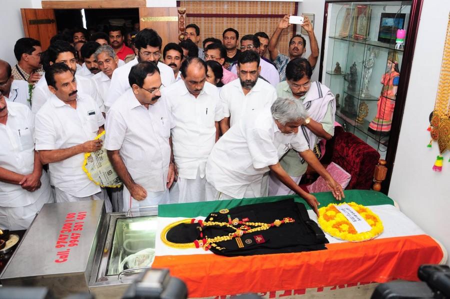 Kerala Chief Minister Oommen Chandy and other minister paid tributes to Lt Col Niranjan Kumar, who was killed in a grenade blast in Pathankot on Sunday, 3 January. Lieutenant Colonel niranjan kumar,niranjan kumar death,niranjan kumar dies,oommen chandy pays tribute to niranjan kumar,oommen chandy,niranjan kumar funeral,niranjan kumar cremation