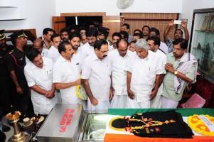 Lieutenant Colonel niranjan kumar,niranjan kumar death,niranjan kumar dies,oommen chandy pays tribute to niranjan kumar,oommen chandy,niranjan kumar funeral,niranjan kumar cremation