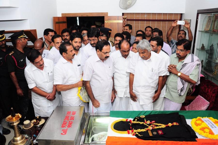 Kerala Chief Minister Oommen Chandy and other minister paid tributes to Lt Col Niranjan Kumar, who was killed in a grenade blast in Pathankot on Sunday, 3 January. Lieutenant Colonel niranjan kumar,niranjan kumar death,niranjan kumar dies,oommen chandy pays tribute to niranjan kumar,oommen chandy,niranjan kumar funeral,niranjan kumar cremation