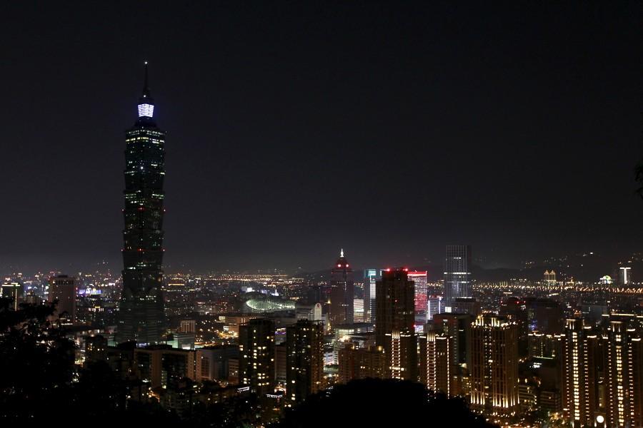 The Taipei 101 building is seen during Earth Hour in Taipei March 28, 2015 Earth Hour 2015,28 March,spectacular images,climate change,black out,lights off,photos