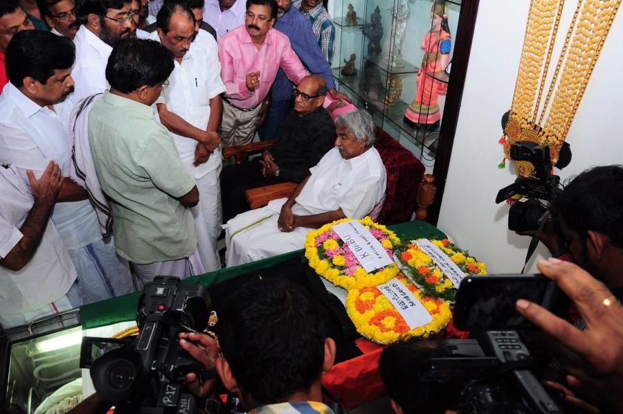 Kerala Chief Minister Oommen Chandy and other minister paid tributes to Lt Col Niranjan Kumar, who was killed in a grenade blast in Pathankot on Sunday, 3 January. Lieutenant Colonel niranjan kumar,niranjan kumar death,niranjan kumar dies,oommen chandy pays tribute to niranjan kumar,oommen chandy,niranjan kumar funeral,niranjan kumar cremation