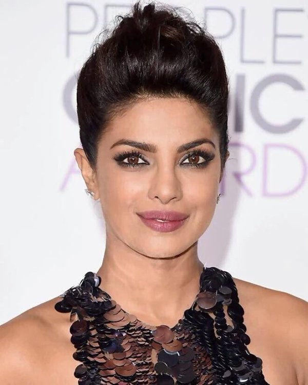 Priyanka Chopra wins for 'Quantico' at People's Choice Awards - Photos ...